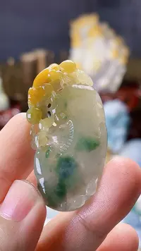 天然缅甸翡翠冰黄加绿如意毛货买断需抛光尺寸高47宽25厚6.6
