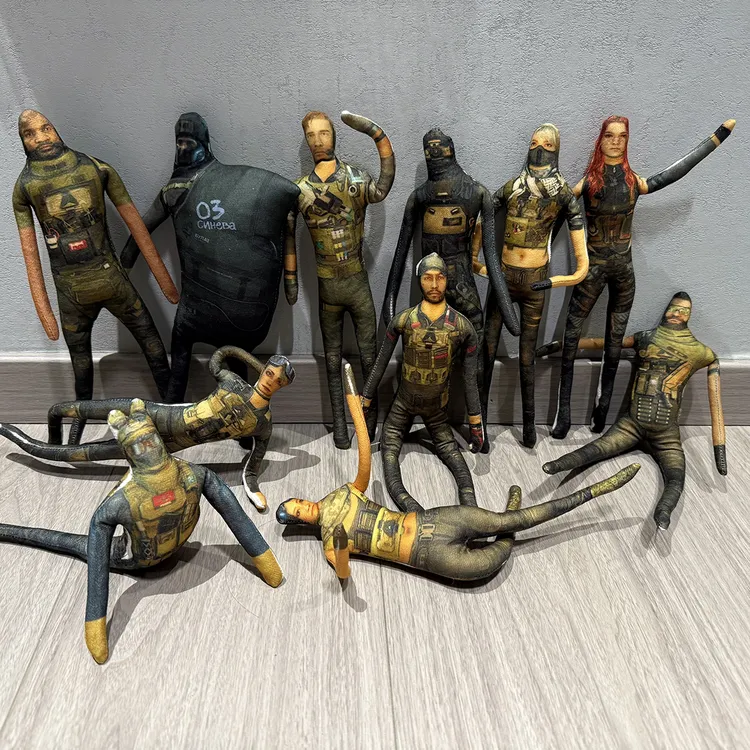 三角洲行动老鼠干无白边内置铁丝骨架随意凹造型抽象玩偶公仔