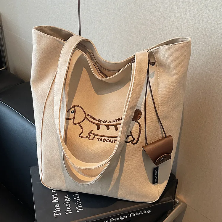 通勤大容量刺绣帆布包包女2025新款休闲百搭单肩包时尚托特水桶包