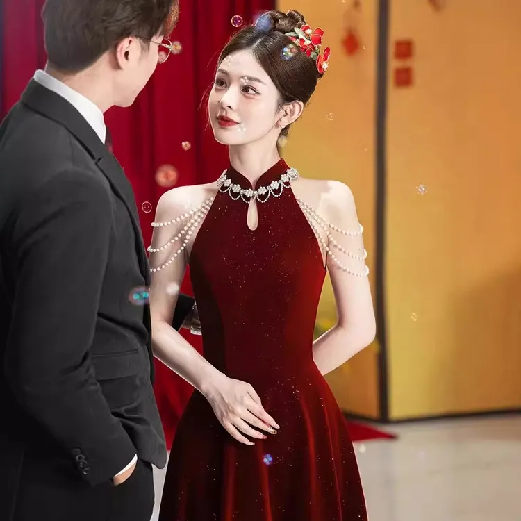红色旗袍敬酒服新娘2025新款轻奢挂脖无袖宴会新中式订婚晚礼服dd