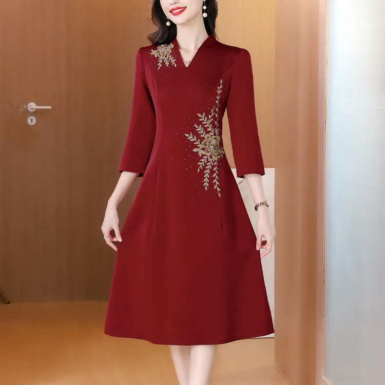 7842喜妈妈婚宴装宴会礼服裙2025秋季新款时尚绣花红色连衣裙