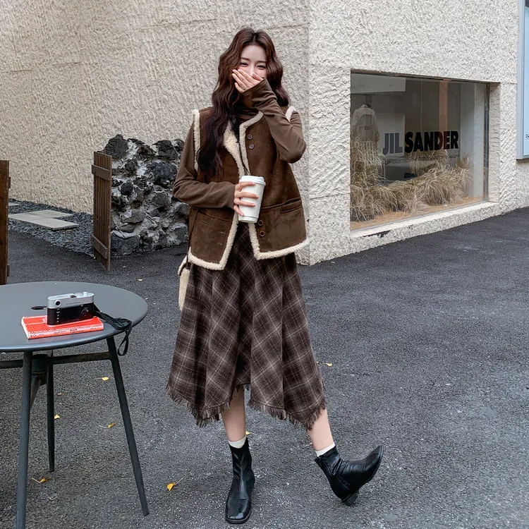 韩系秋冬穿搭一整套2025新款羊羔毛马甲复古流苏格纹半身裙两件套