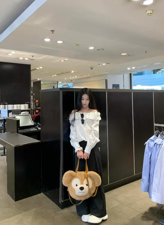 白色花苞领一字肩衬衫女春季2025新款设计感小众露肩上衣搭直筒裤