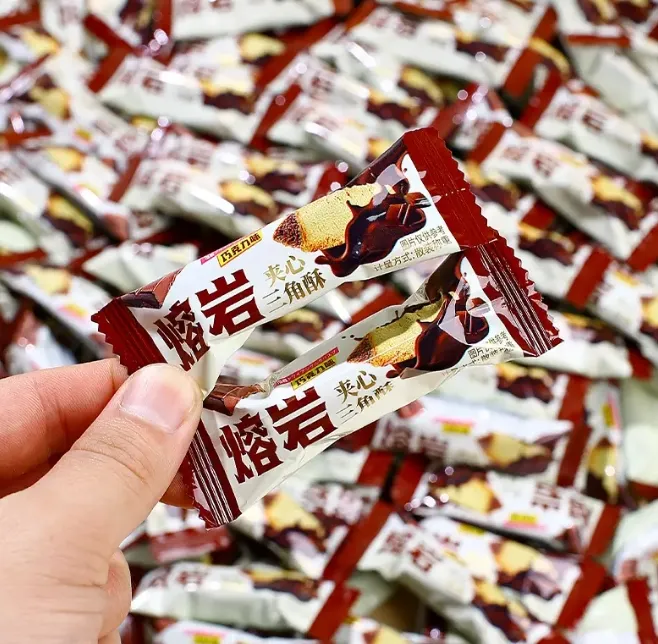 猫村长熔岩三角酥休闲办公解馋小零食整箱发货独立小包