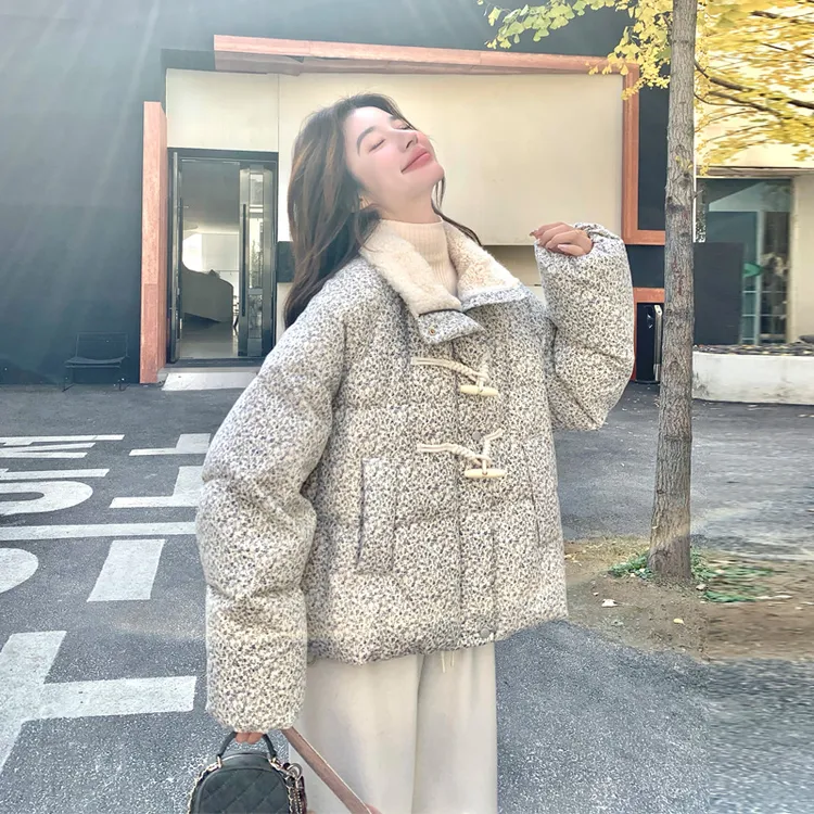 小清新减龄碎花羽绒服2025冬季新款复古牛角扣小个子百搭时尚外套