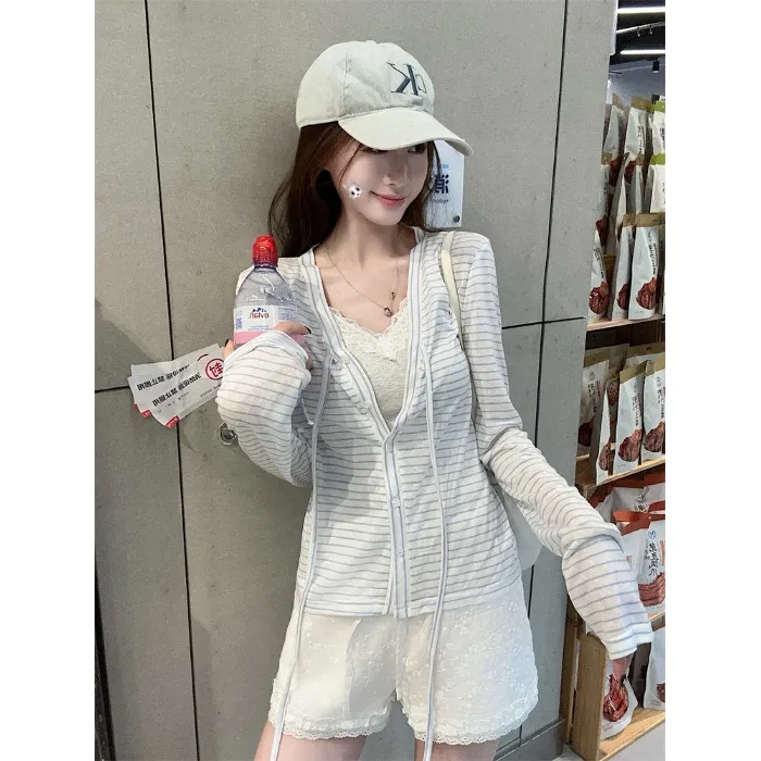 蓝色条纹v领长袖防晒外套女夏季薄款时尚休闲蕾丝花边短裤两件套