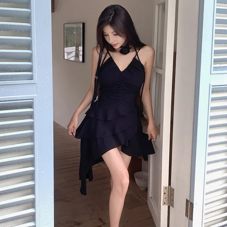V领吊带辣妹连衣裙高腰显瘦气质不规则短裙缩褶设计感A字小黑裙