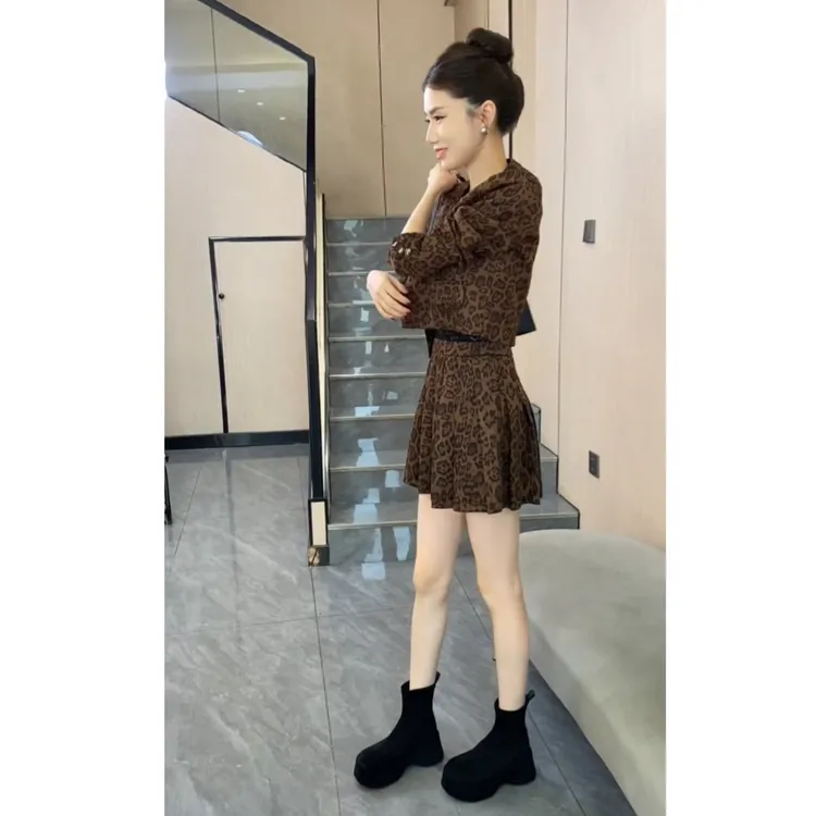 网红爆款气质时尚秋季新款豹纹设计高级减龄套装裙短款外套百褶裙