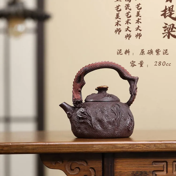 独具匠心手工打造的龙提梁壶
