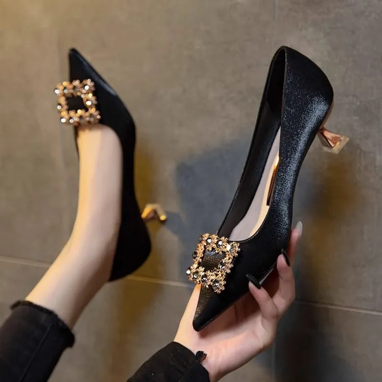 尖头高跟设计感小众2025年新款春季婚鞋百搭新娘鞋浅口单鞋女中跟