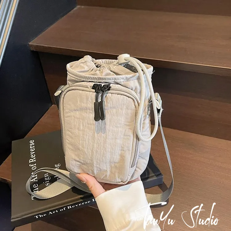 小众新款斜挎单肩水壶包2025超火手机包瑜伽包跑步运动户外便携包