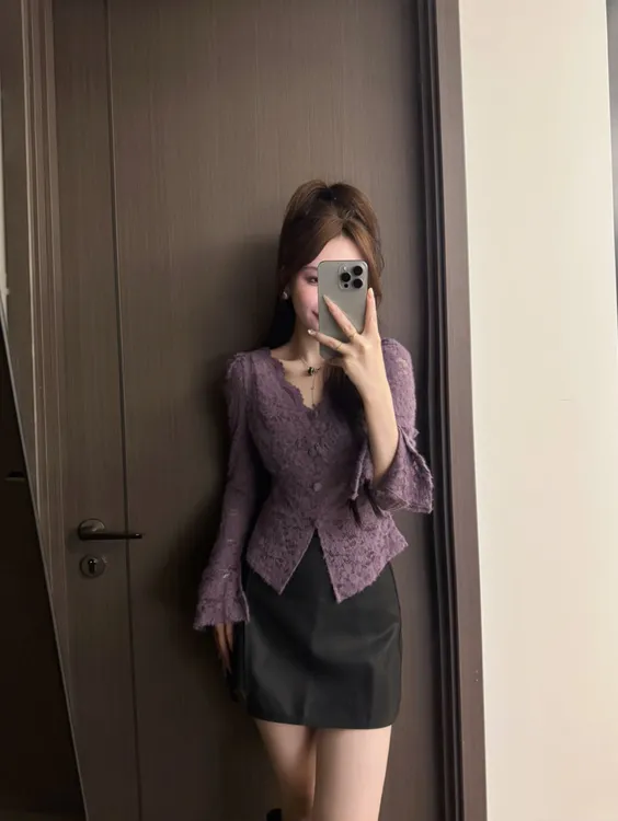 紫色蕾丝上衣女高级感秋季新款时髦气质轻熟风V领喇叭袖打底衫女