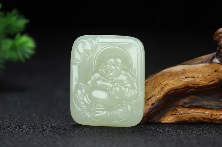 新疆和田玉苏工精雕佛引福来玉牌