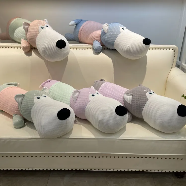 大脸狗适合摆放在卧室、客厅的沙发上，给人温馨舒适的感觉。抱枕