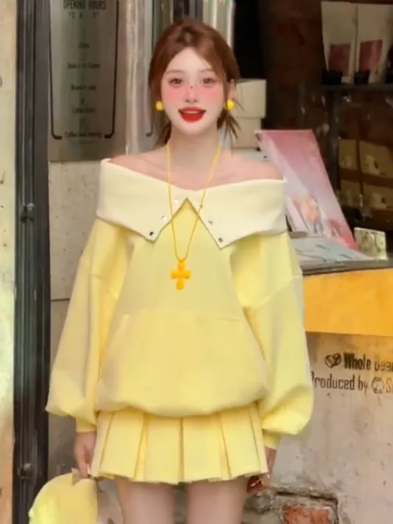 韩系多巴胺穿搭高级感巨好看小众设计感黄色一字肩上衣套装裙女秋