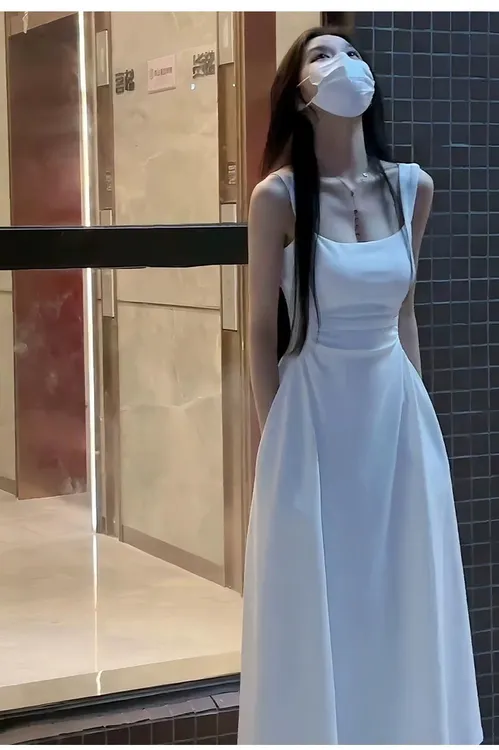 2025年夏季法式白色吊带连衣裙夏季收腰显瘦高级感气质修身性感