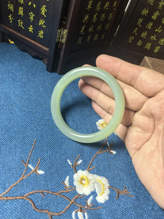 和田玉精美玉石手镯