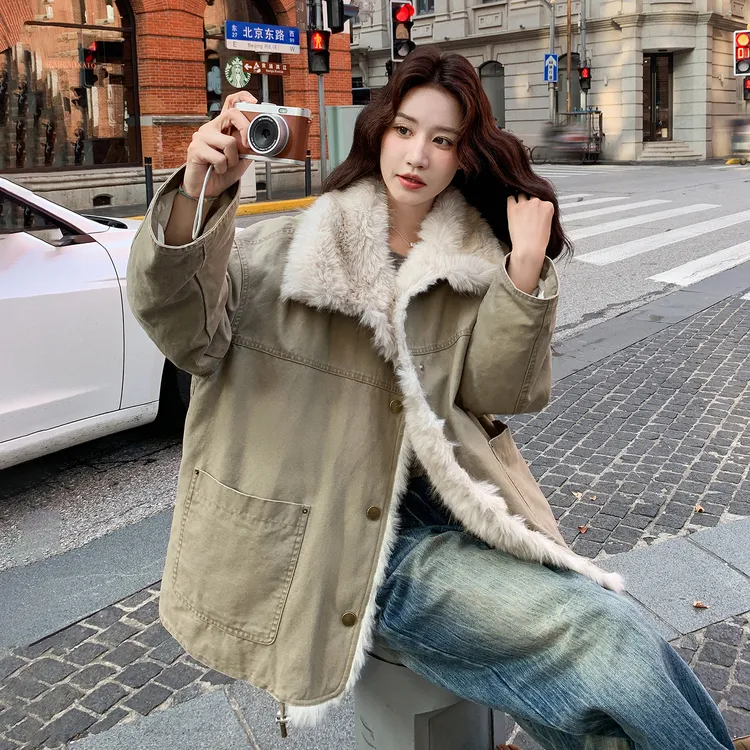 卡其色毛绒拼接内里羽绒服女2025新款冬巨好看皮毛一体工装厚外套