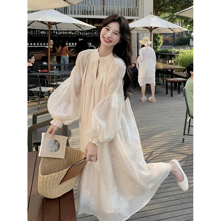 法式刺绣高级感连衣裙女宽松收腰显瘦遮肚灯笼袖仙女气质过膝长款