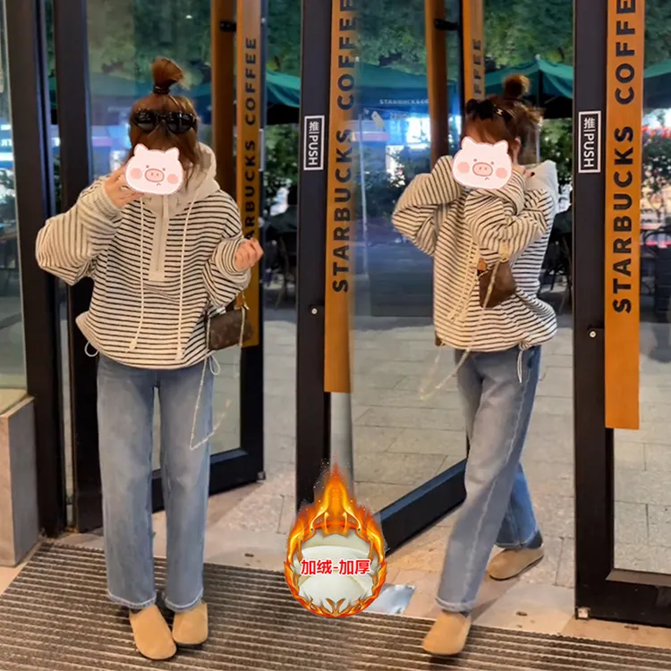 2025年冬季新款穿搭一整套百搭撞色连帽卫衣上衣搭配加绒牛仔裤女