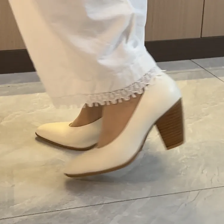 米白时尚气质百搭真皮单鞋女士粗跟中跟女鞋浅口法式复古秋装皮鞋