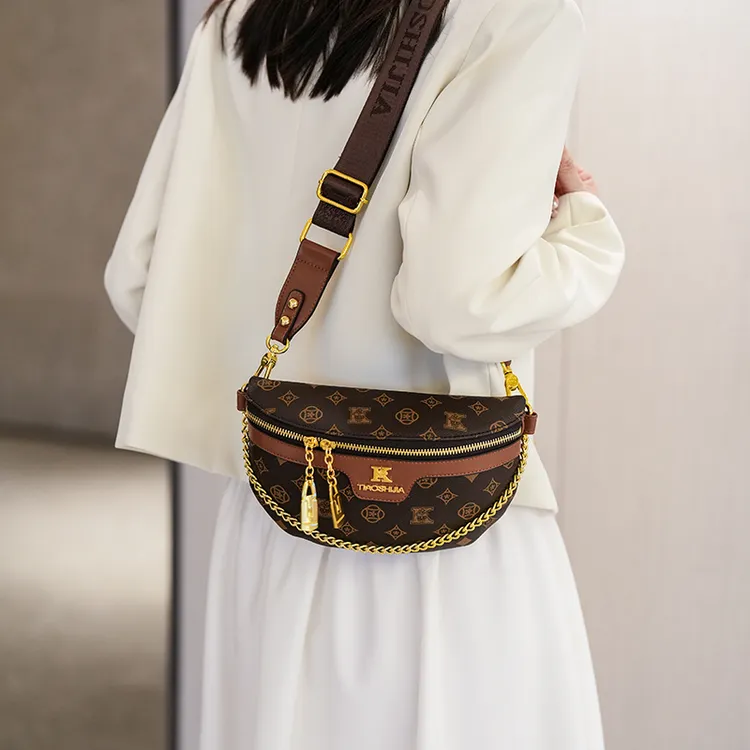 时尚小包简约百搭宽肩带斜挎单肩胸包休闲女包2026秋冬新款包包