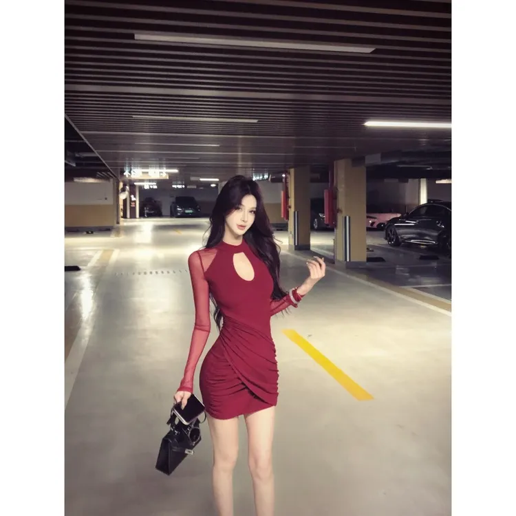 小心机圆领镂空网纱长袖连衣裙新款包臀短裙紧身褶皱裙子女F02052