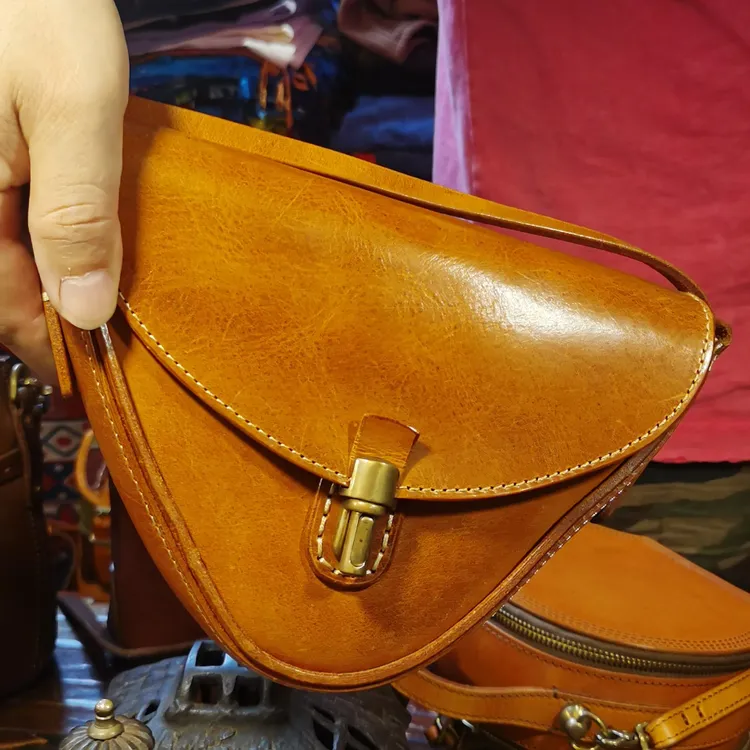 单根复古风拉链暗袋包盖斜挎包腋下肩包肯豆风慵懒风08