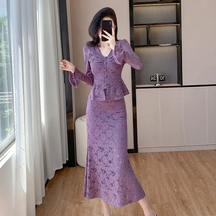 气质高级感时尚套装2025秋冬款法式V领喇叭袖蕾丝上衣半裙两件套