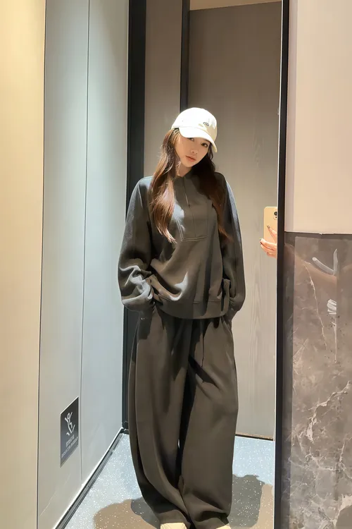   嘉嘉 AW 老钱松弛感！纯色卫衣+弯刀裤套装