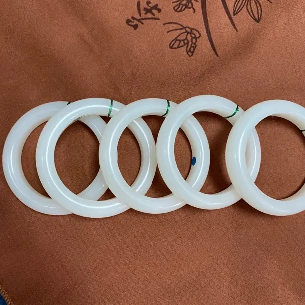 高货新疆羊脂白和田白玉手镯送女友礼品老油膏手镯子多样性发其一