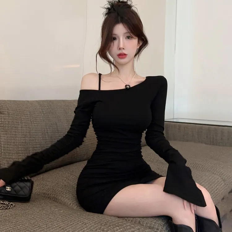 纯欲辣妹黑色斜肩连衣裙女2024春设计感喇叭袖一字肩紧身包臀短裙