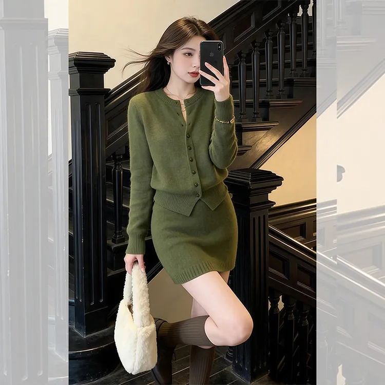 入冬漂亮衣服女装设计小众冬季穿搭绿色针织开衫半身裙子两件套装