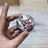 瓷片密密麻麻地排列着一个大