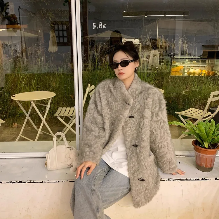 “琉璃羽扇”牛角扣羔羔毛外套女皮毛一体中长款宽松毛毛大衣复古冬