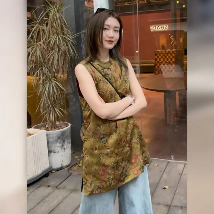 今年流行的气质独特漂亮新中式无袖黄棕色上衣女2025夏季新款爆款