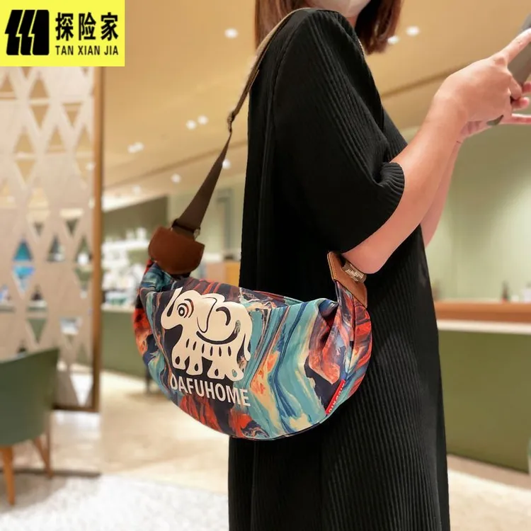 【探险家】超火轻便包包女2025新款高级帆布女包饺子包休闲旅行女