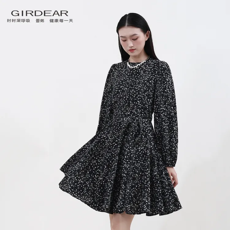 Girdear/哥弟夏季新款黑色印花长袖裙子收腰法式碎花连衣裙150047