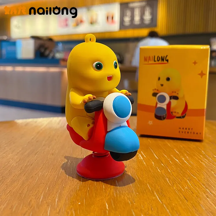 新款正版奶龙摇摇乐车载摆件家用玄关电动车装饰品办公室桌面摆件