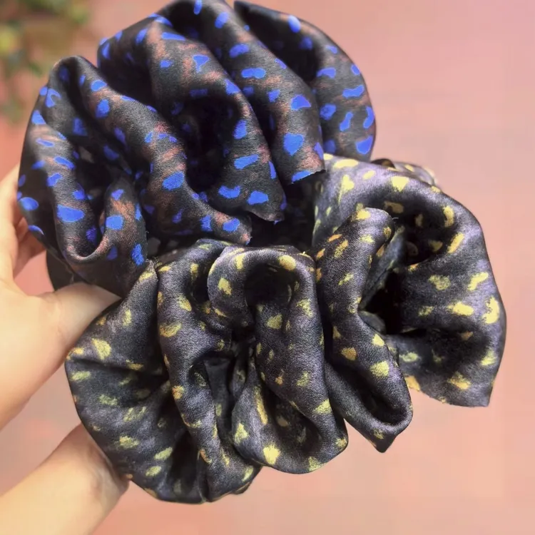 诗泊雅 香槟金箔缠绕立体蓬松贵族感丸子头