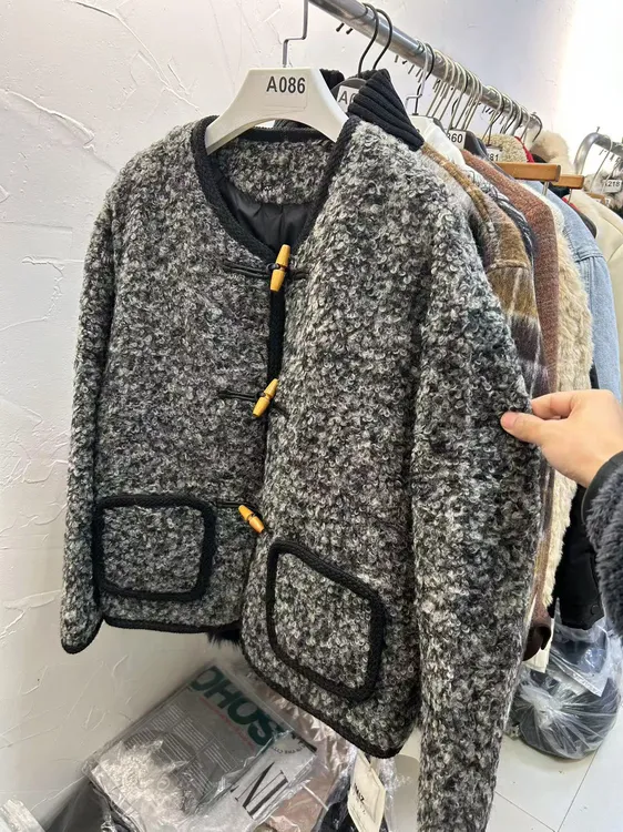 谢欧奈年货新款 很特别的牛角扣圈圈毛感觉的羽绒小香外套