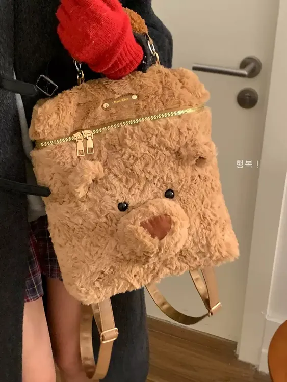 爆款卡通风可爱秋冬毛绒绒面包小熊双肩包外出通勤背包少女学生