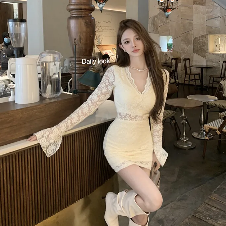 法式纯欲风微喇长袖镂空蕾丝v领连衣裙法式气质女秋冬包臀半身裙
