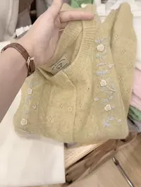 七言家新品！ins穿搭#云杉黄刺绣钩花云朵扣毛衣开衫