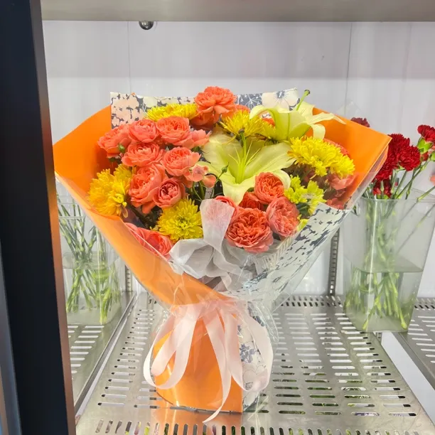 玫瑰百合混搭花束鲜花同城配送适合多种场合