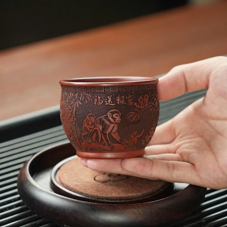宜兴全手工紫砂 原矿紫玉金砂泥料刻绘灵猴主人杯品茗杯品茗杯