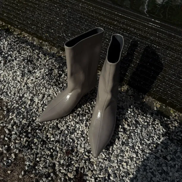 极简风大牌套筒欧美风尖头漆皮春冬纯色短靴方头女靴秋季时尚