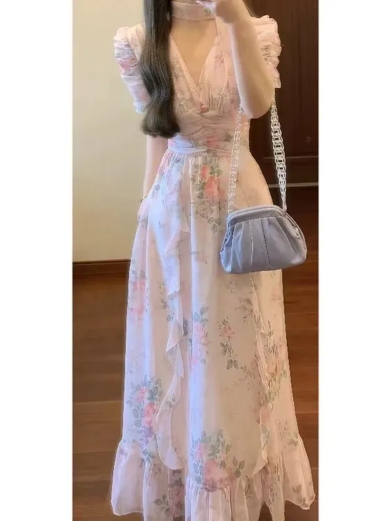 茶歇法式粉色v领碎花泡泡袖连衣裙温柔气质独特绝美收腰a字长裙子