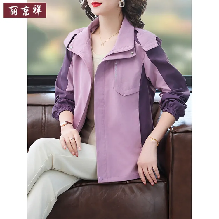 时尚洋气妈妈装秋季洋气连帽冲锋衣中老年女时尚休闲拼色夹克外套