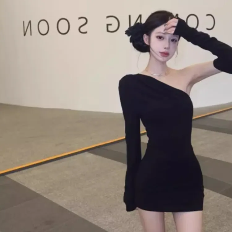 性感纯欲风2025新款斜肩高级感时尚气质女神范修身包臀裙配袖套